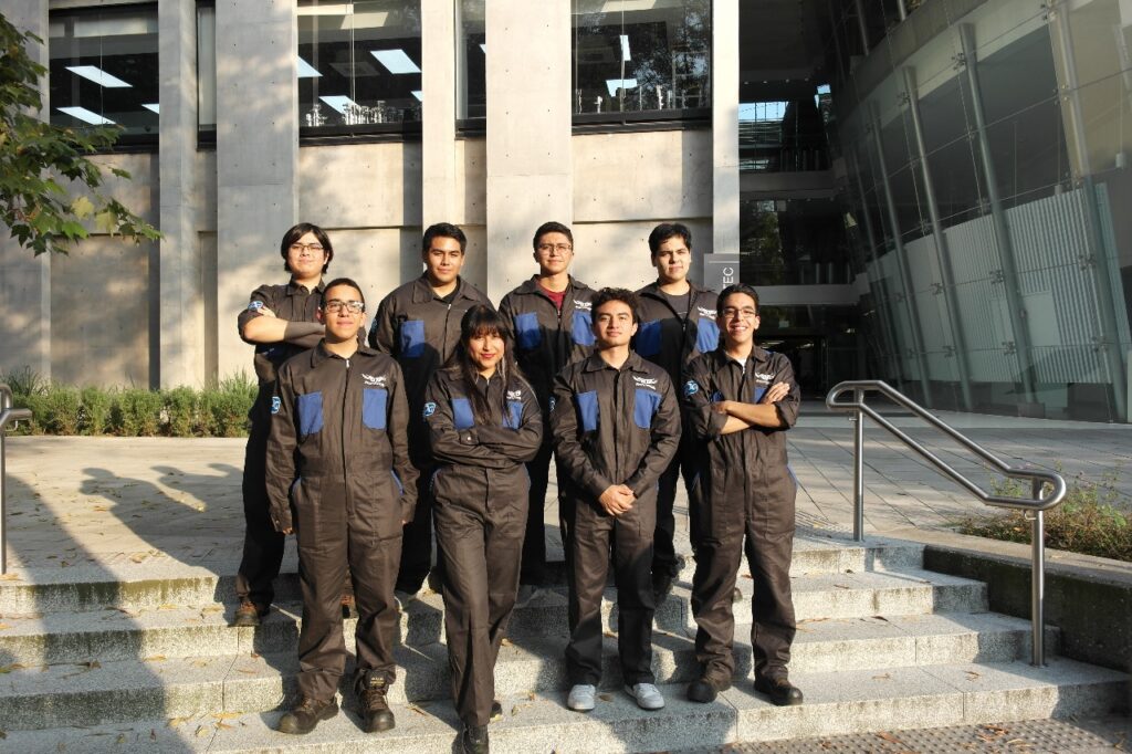 El equipo de Borregos CCM trabajando en el taller.