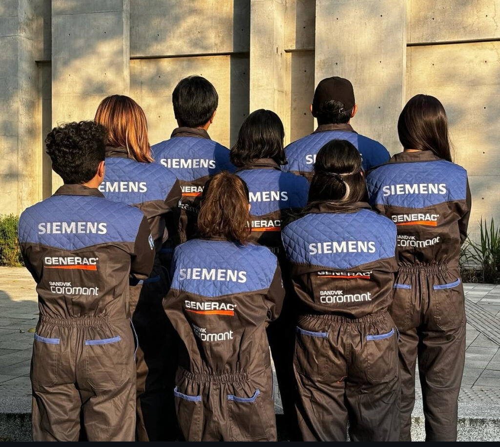 Equipo Borregos CCM en el taller